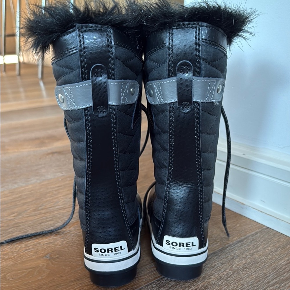 Child Sorel Black Quilted Boots with Faux Fur Size 4